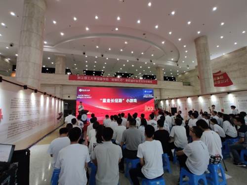 大厅里的人群 描述已自动生成