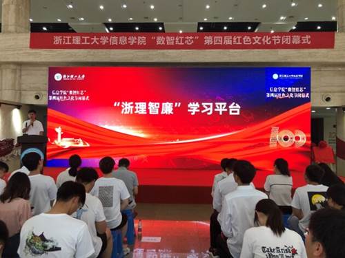 人们在看台上的人和观众 低可信度描述已自动生成